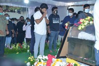 Allu Arjun Pays Last Respcets to Sirivennela Sitaramasastri